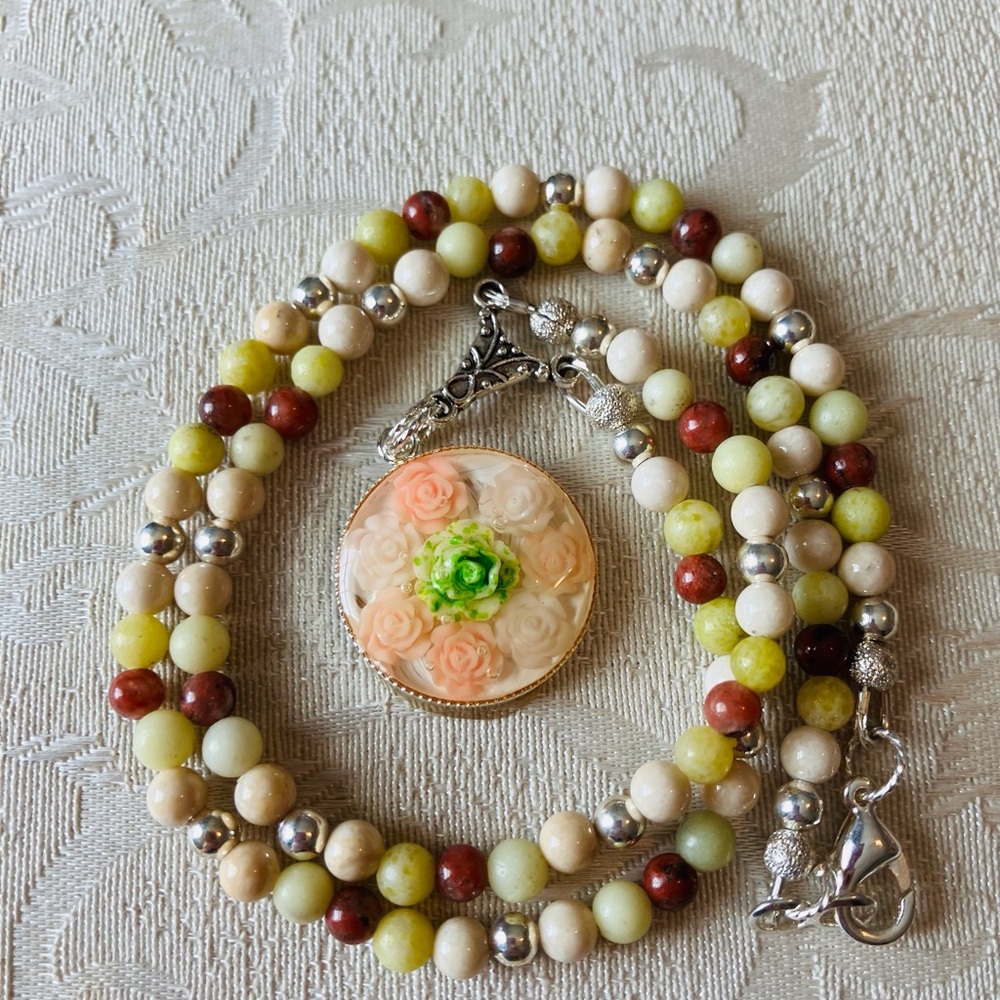 Hand Crafted Elegant Beaded Necklace with Floral Pendant 18 Inches